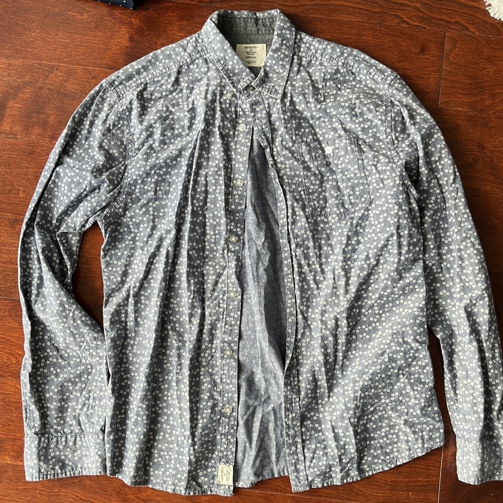 Medium mens button down artistry in motion brand